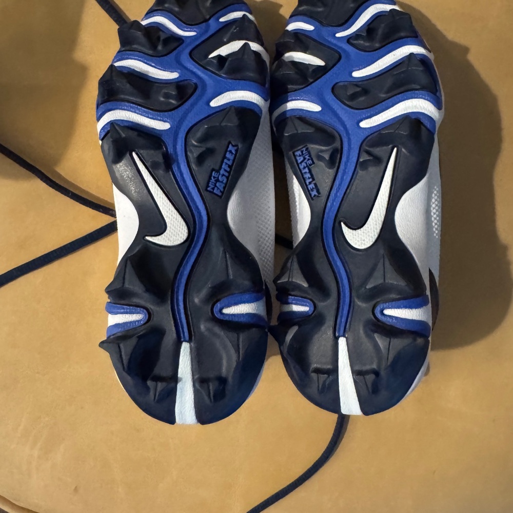 BRAND NEW Nike Tball cleats - Picture 2 of 3